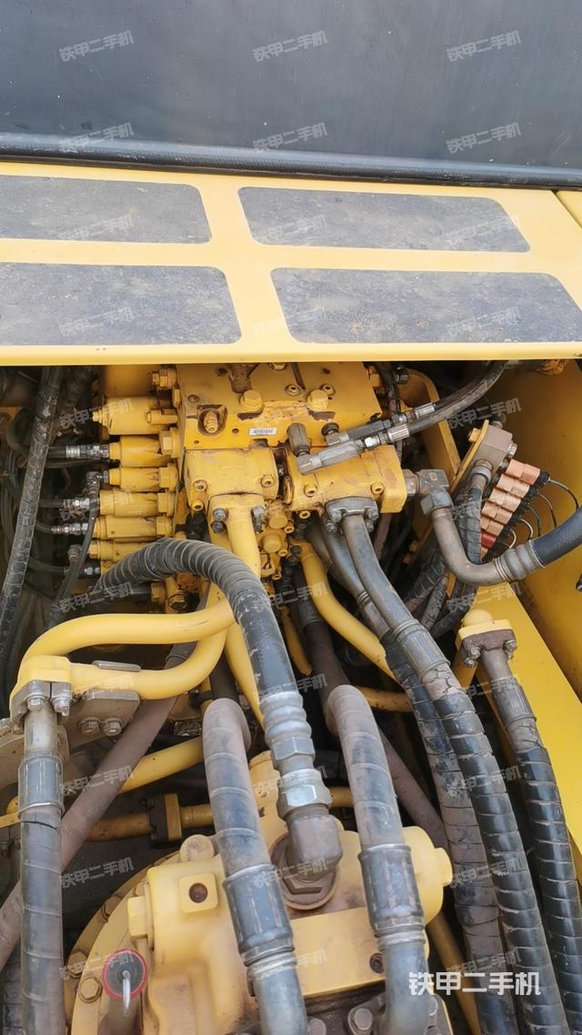 回转马达和主控阀（整机外观）