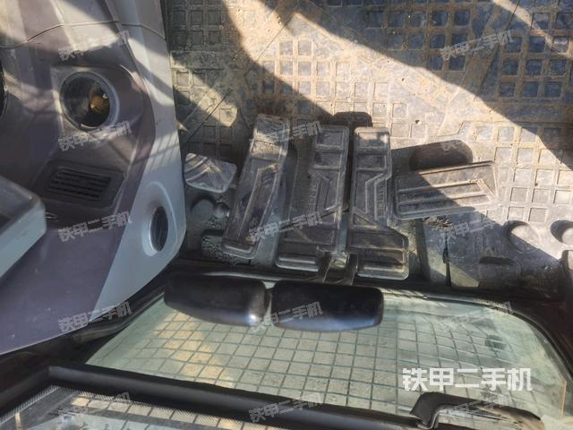 行走控制手柄和踏板?俯拍（駕駛室部分）