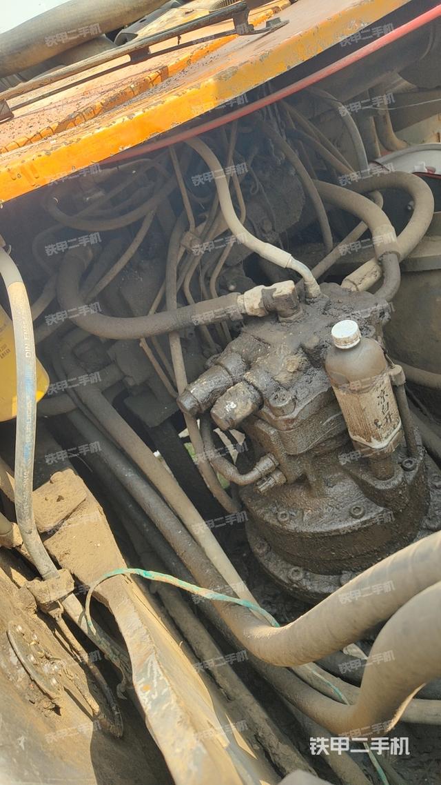 回转马达和主控阀（整机外观）