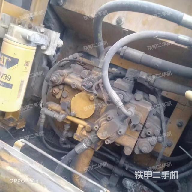 液压泵舱室正面整体（整机外观）