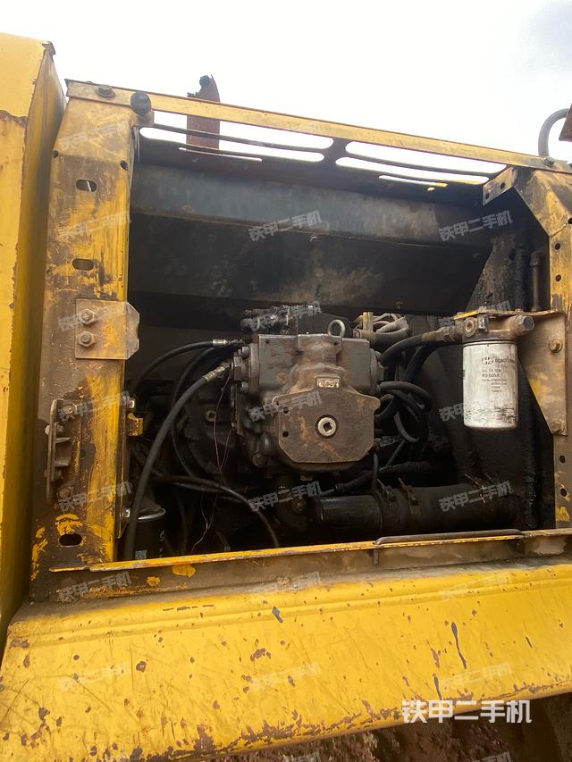 液压泵舱室正面整体（整机外观）