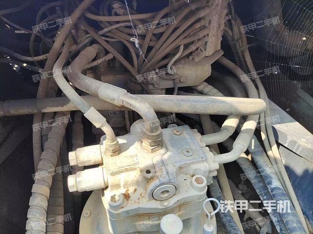 回转马达和主控阀（整机外观）