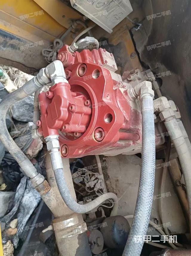 液压泵舱室正面整体（整机外观）