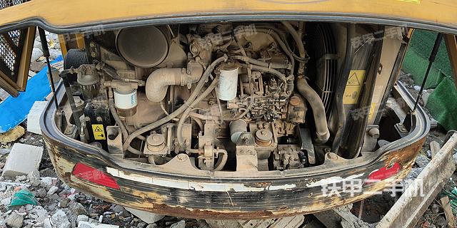 液压泵舱室正面整体（整机外观）