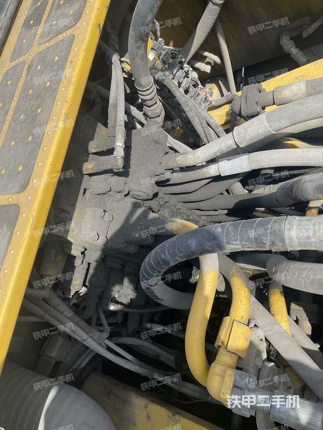 回转马达和主控阀（整机外观）