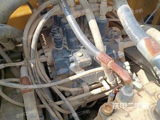 回转马达和主控阀（整机外观）