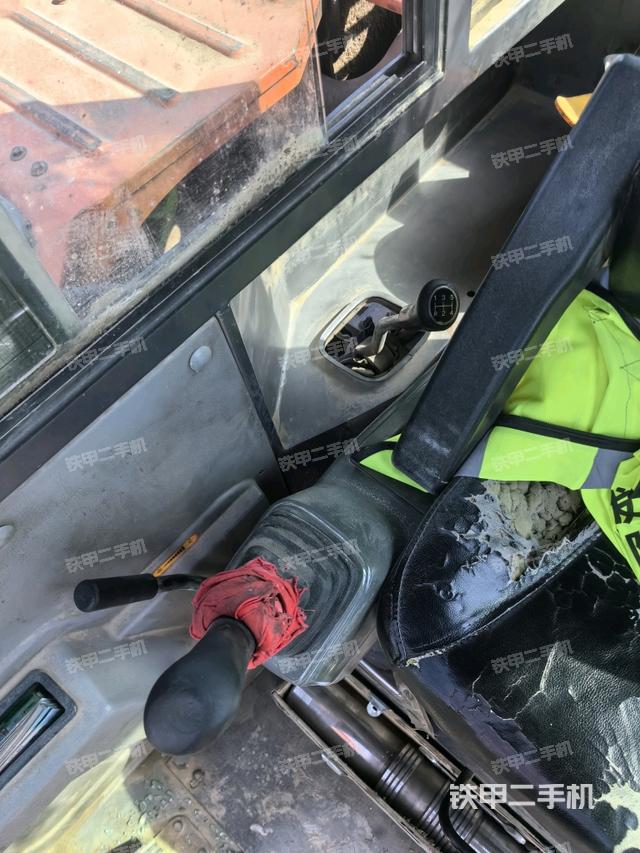 座椅左侧控制台/音响/含左手柄（驾驶室部分）