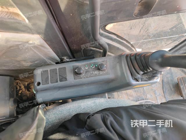 座椅左側(cè)控制臺(tái)/音響/含左手柄(駕駛室部分) 座椅左側(cè)控制臺(tái)/音響/含左手柄(駕駛室部分)