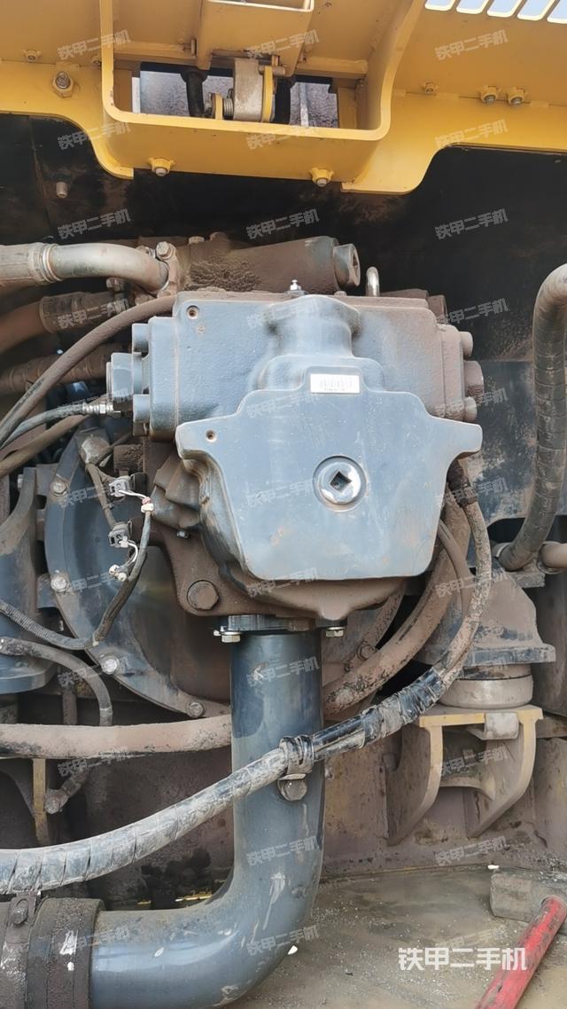 液压泵舱室正面整体（整机外观）