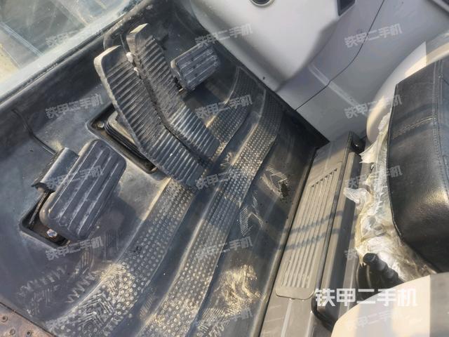 行走控制手柄和踏板?俯拍（駕駛室部分）