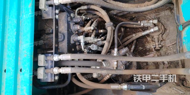 回转马达和主控阀（整机外观）