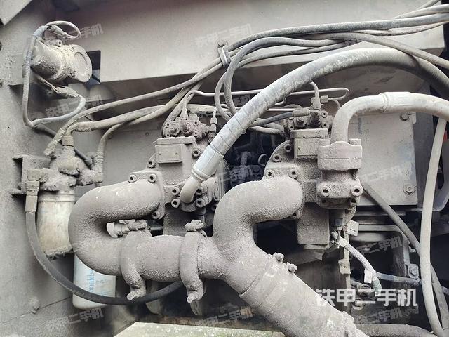 液压泵舱室正面整体（整机外观）