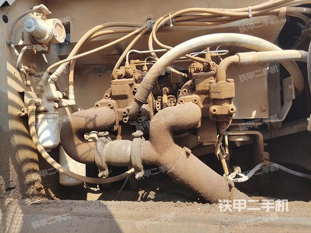 液压泵舱室正面整体（整机外观）