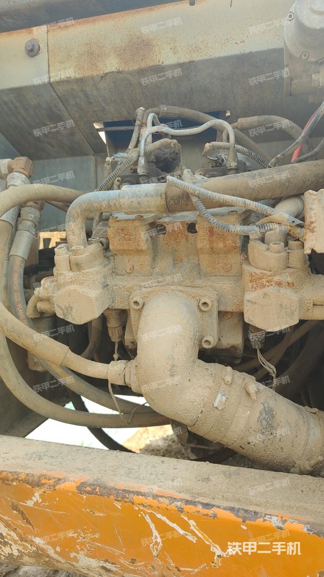 液压泵舱室正面整体（整机外观）