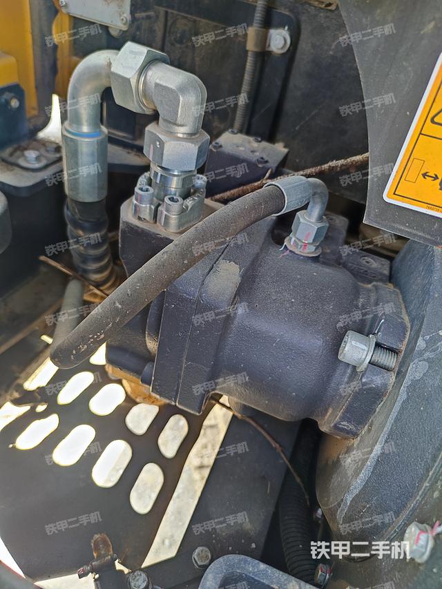 液压泵舱室正面整体（整机外观）