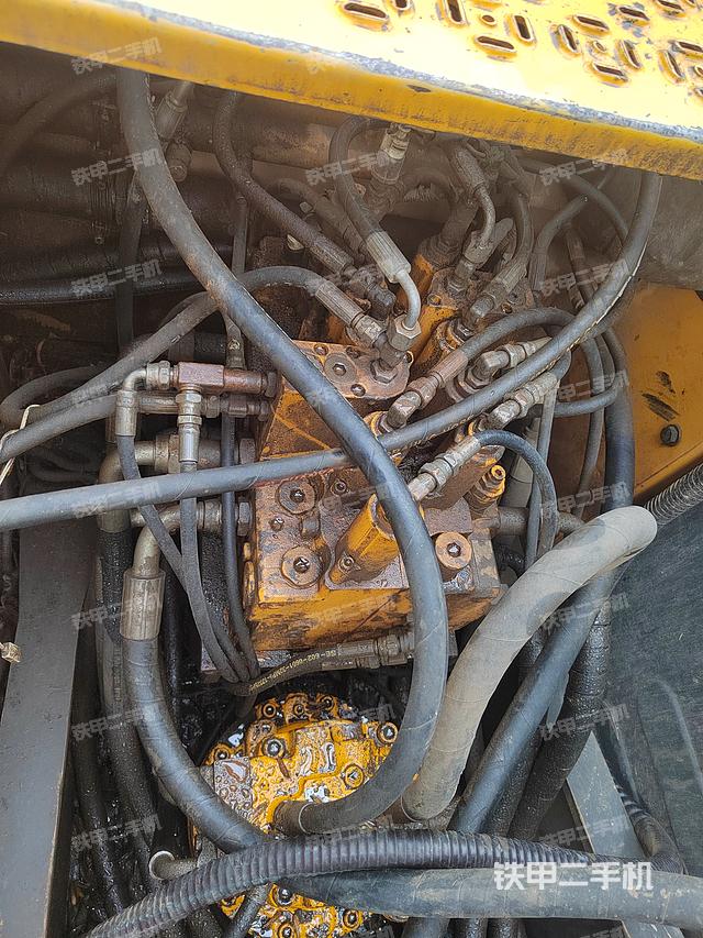 回转马达和主控阀（整机外观）