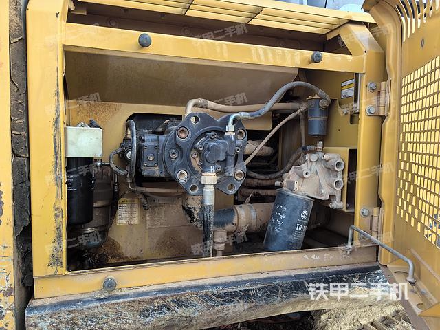 液压泵舱室正面整体（整机外观）