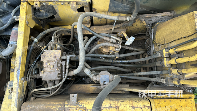 回转马达和主控阀（整机外观）