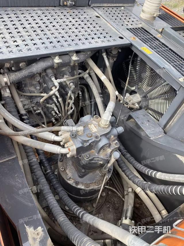 回转马达和主控阀（整机外观）