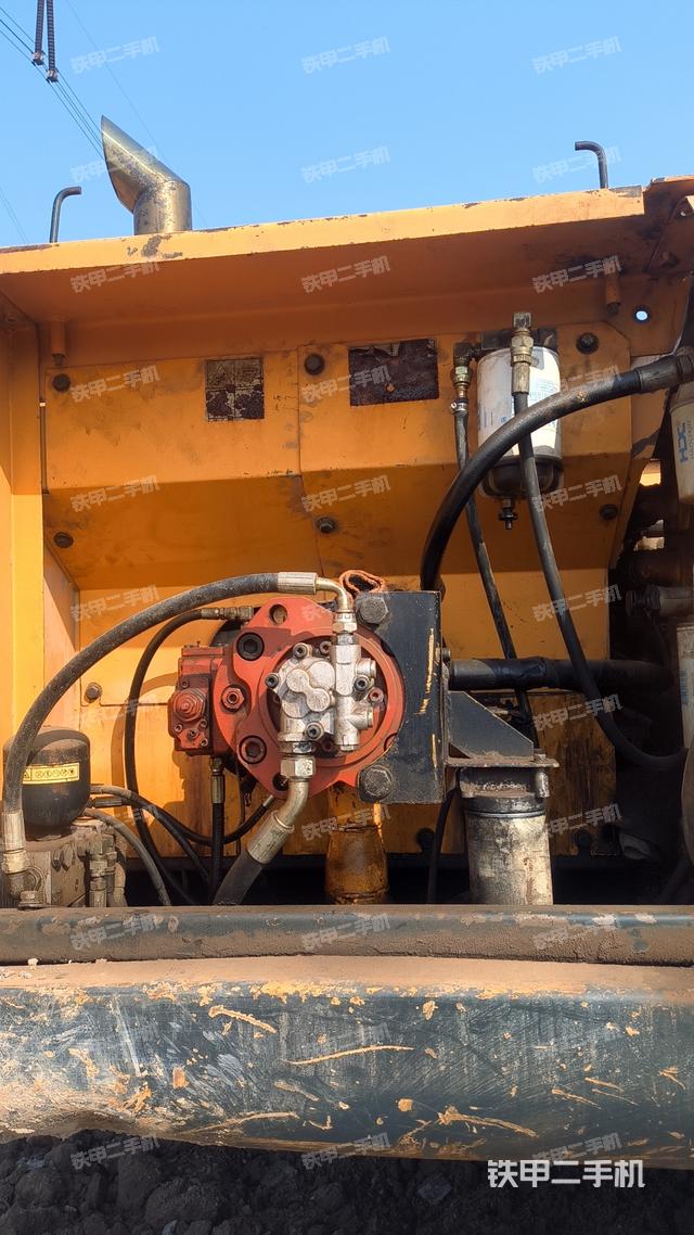 液压泵舱室正面整体（整机外观）