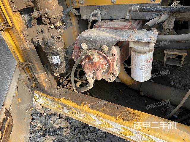 液压泵舱室正面整体（整机外观）