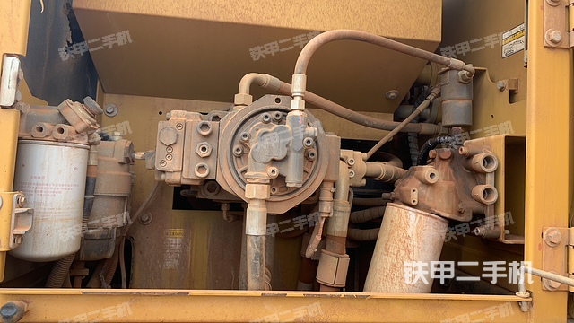 液压泵舱室正面整体（整机外观）