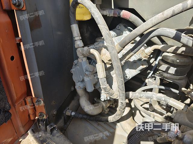 液压泵舱室正面整体（整机外观）