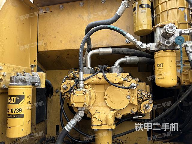 液压泵舱室正面整体（整机外观）