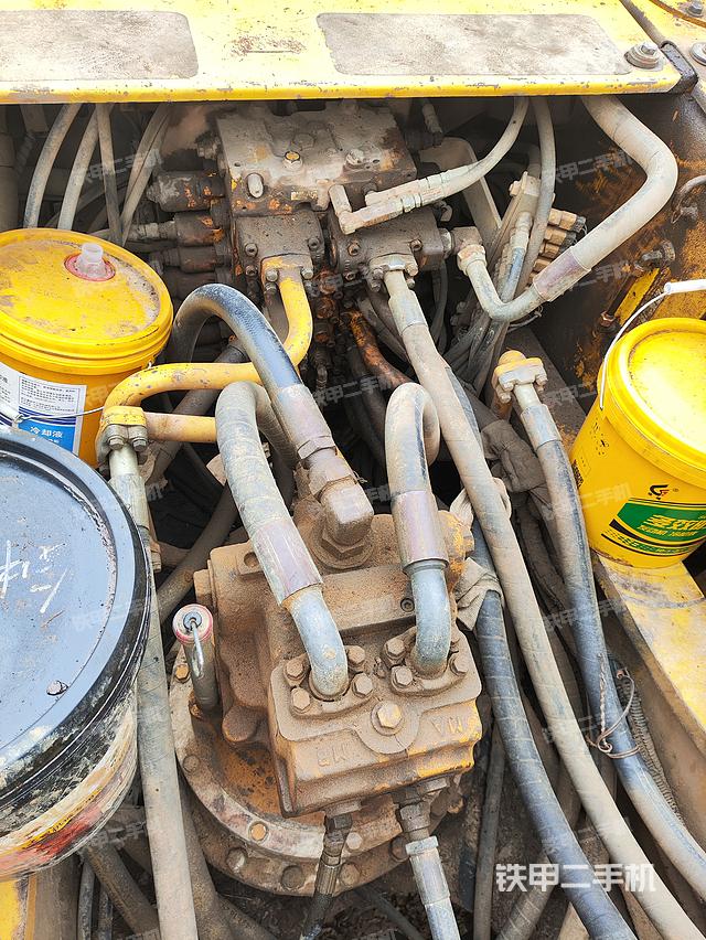 回转马达和主控阀（整机外观）