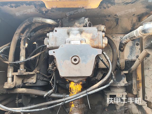 液压泵舱室正面整体（整机外观）