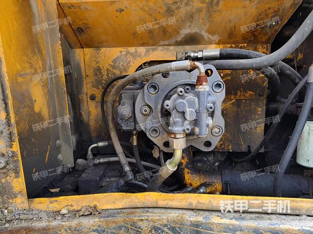 液压泵舱室正面整体（整机外观）