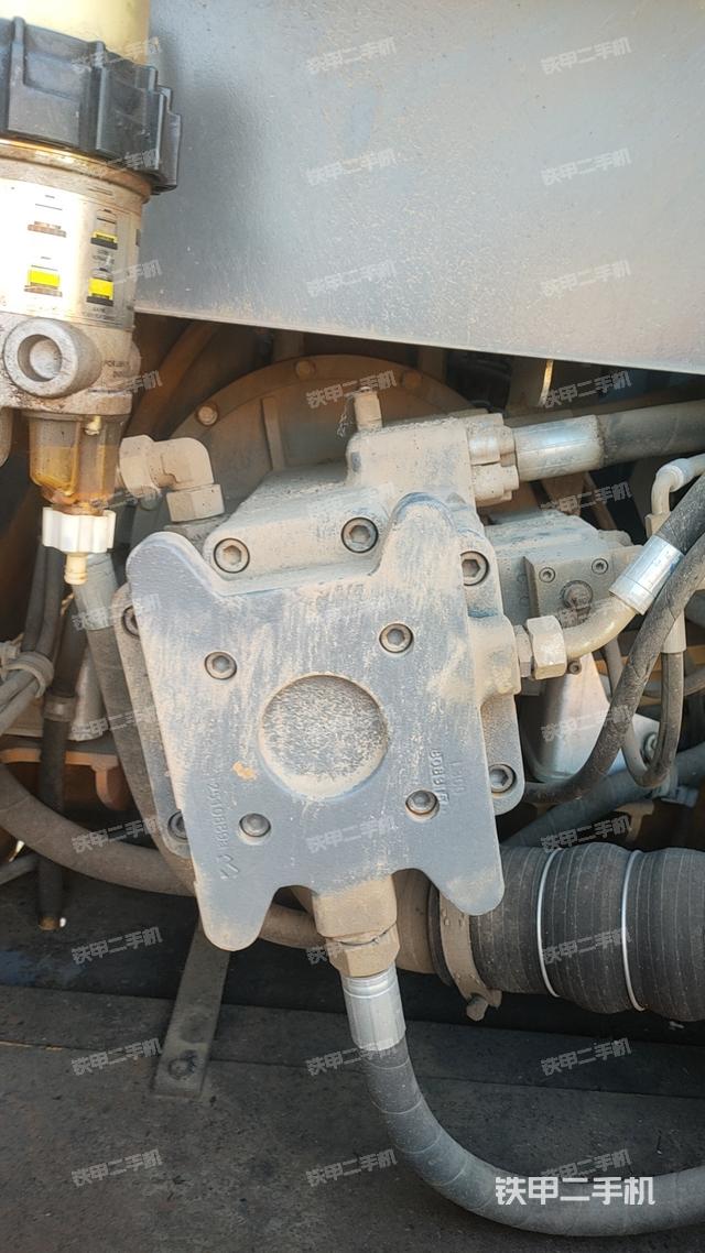 液压泵舱室正面整体（整机外观）