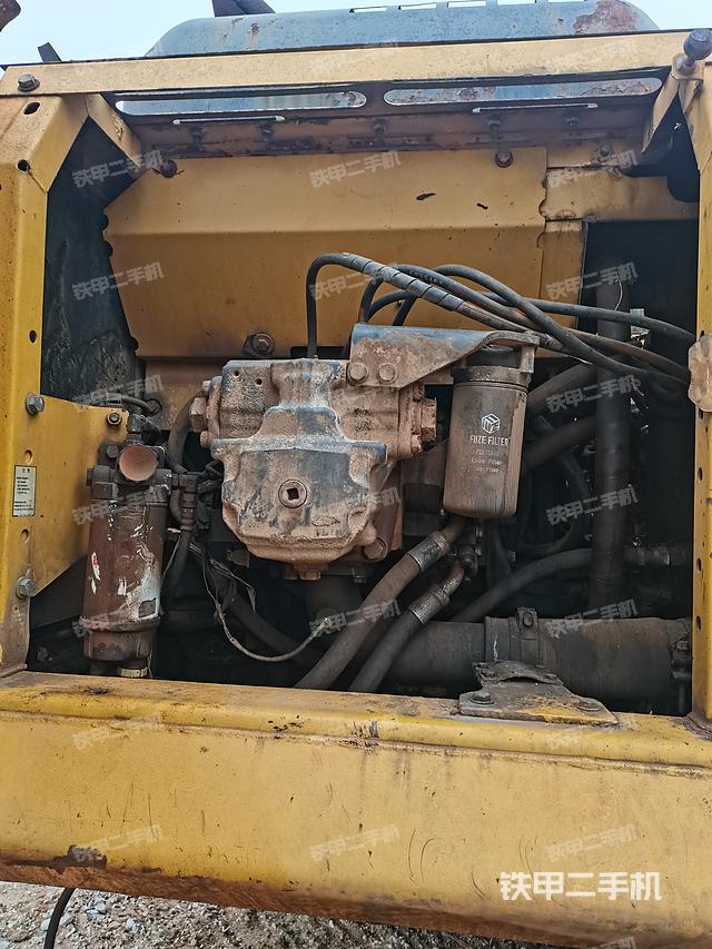 液压泵舱室正面整体（整机外观）