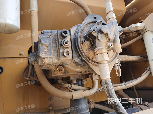 液压泵舱室正面整体（整机外观）