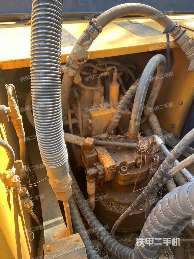 回转马达和主控阀（整机外观）