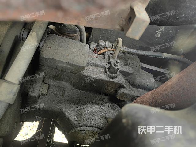 液压泵舱室正面整体（整机外观）