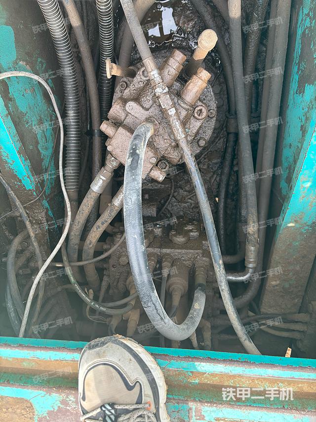 回转马达和主控阀（整机外观）