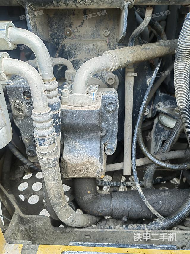 液压泵舱室正面整体（整机外观）