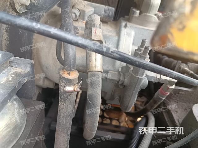 液压泵舱室正面整体（整机外观）