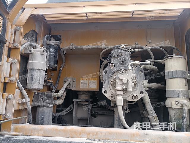 液压泵舱室正面整体（整机外观）