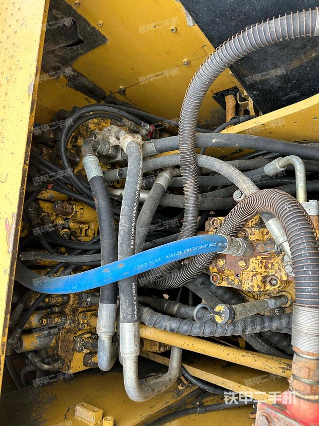 回转马达和主控阀（整机外观）