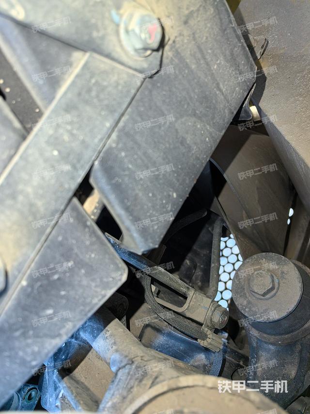 液压泵舱室正面整体（整机外观）