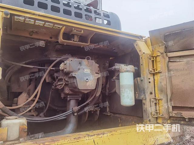 液压泵舱室正面整体（整机外观）