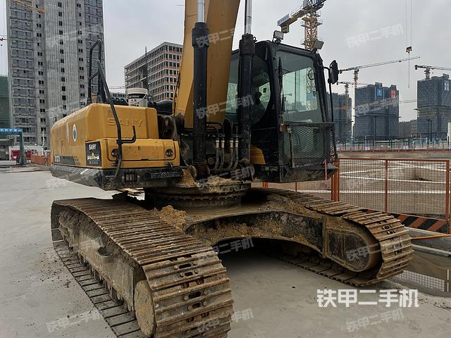 液压泵舱室正面整体（整机外观）