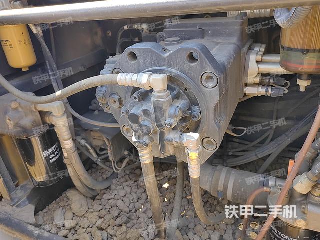 液压泵舱室正面整体（整机外观）