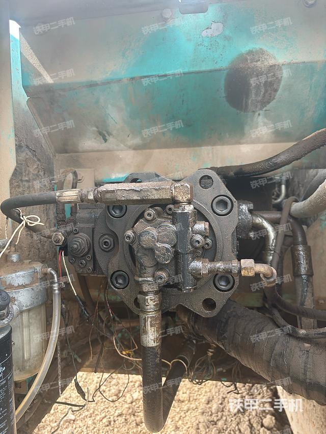 液压泵舱室正面整体（整机外观）