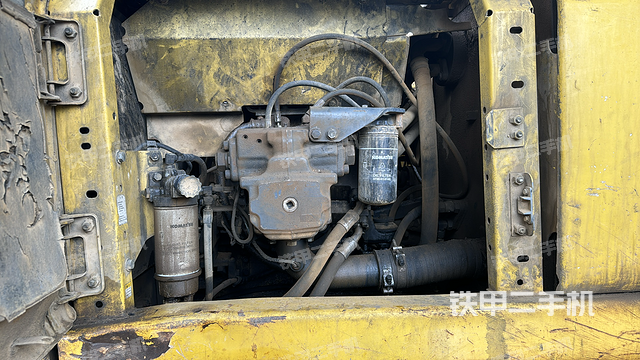 液压泵舱室正面整体（整机外观）