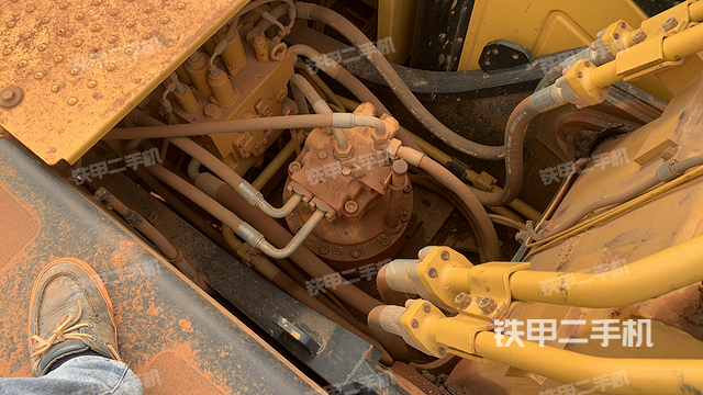 回转马达和主控阀（整机外观）