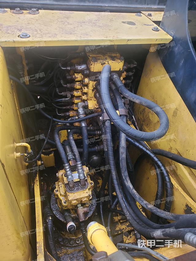 回转马达和主控阀（整机外观）