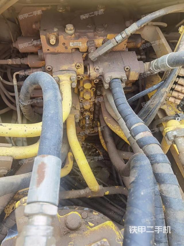 回转马达和主控阀（整机外观）